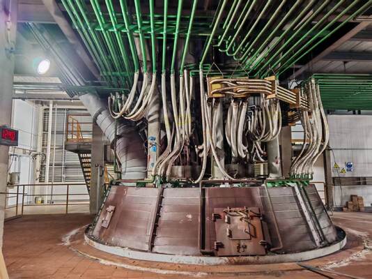 ニッケル・コバルト・モリブデン複合金属回収用直流アーク炉 3000kVA（固体有害廃棄物処理用）